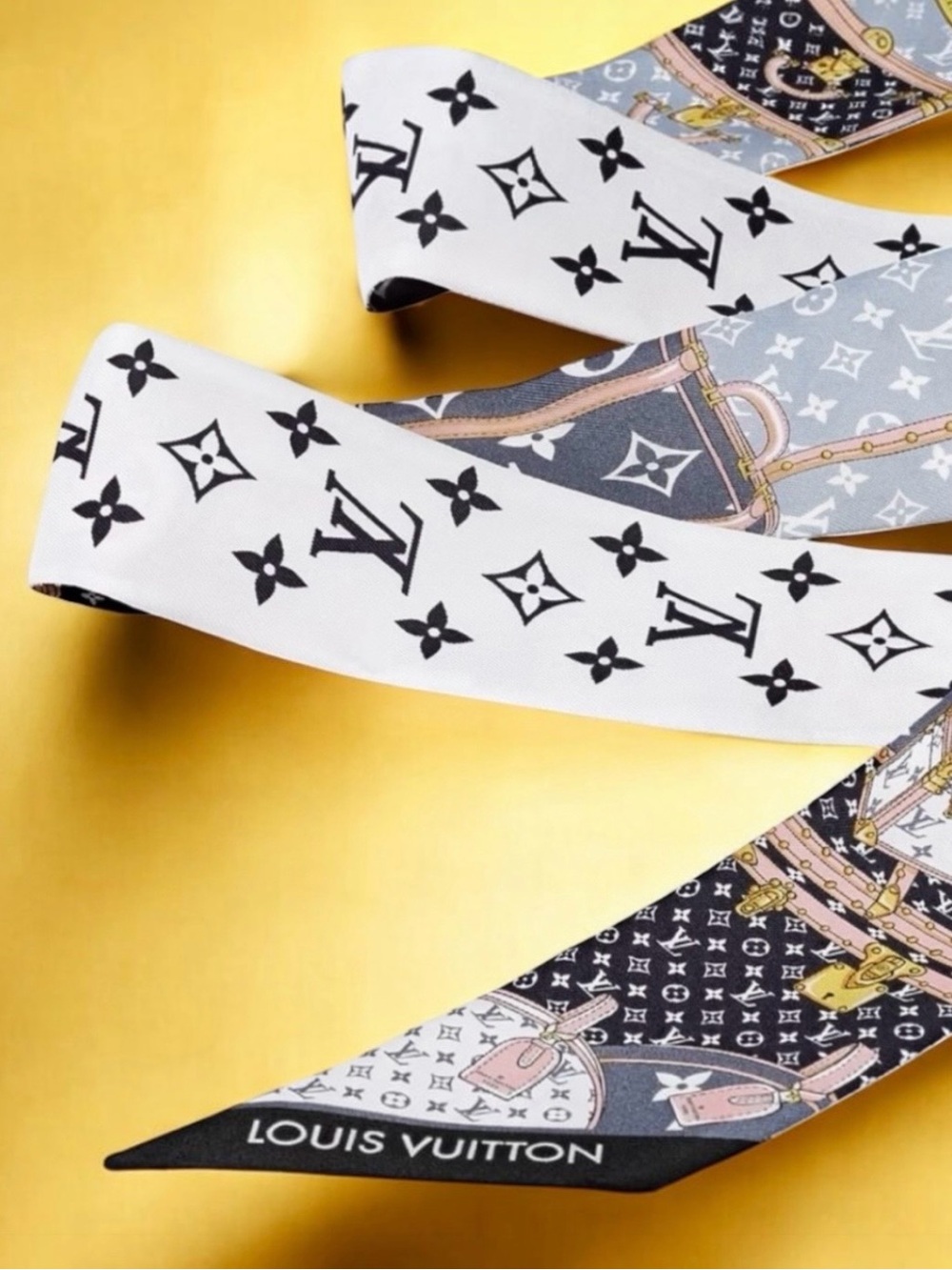 🆕🩷LOUIS VUITTON Silk Recto-Verso
"Let's Go BB" Bandeau Twilly • WHITE, BLACK
